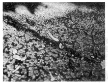 圖9 電火花線切割產(chǎn)生的白亮層 ×400 圖9 電火花線切割產(chǎn)生的白亮層 ×400