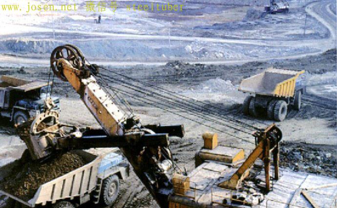 露天鐵礦用電鏟與大型礦車運輸?shù)穆?lián)合采礦作業(yè).jpg